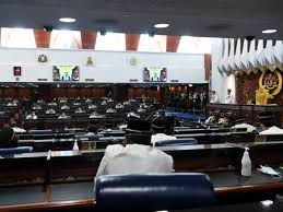 Veteran umno, tengku razaleigh hamzah berkata, sokongan menerusi cara itu tidak bermakna kerana lucut atau tidak kuasa pemerintahan akan ditentukan di dalam dewan rakyat secara undian ahli parlimen yang hadir. Kerusi Ahli Parlimen Cukup Makan Bukti Pn Tidak Stabil
