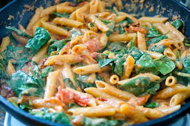One Pot Vegane Pasta Mit Cremiger Tomatensosse Rezept Elle Republic Rezept Vegane Pasta Vegetarische Nudelgerichte Vegane Rezepte