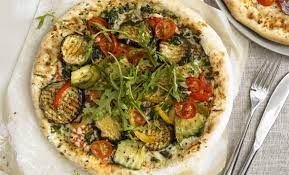 Pizza vegetariana consists of a basic pizza dough that is smeared with tomato sauce and topped with mozzarella and a combination of fresh, seasonal vegetables, typically zucchini, eggplants. Pizza Vegetariana La Ricetta Sfiziosa Da Fare A Casa Leitv
