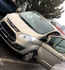 El îi încântă pe telespectatori cu replicile extrem de amuzante pe care le adresează concurenților, dar și colegilor săi. Imagini Incredibile Cu Florin CÄƒlinescu Ce MaÈ™inÄƒ ModestÄƒ Conduce Juratul De La Romanii Au Talent