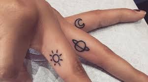 Tattoos are a way of showing everyone how you feel and expressing the depth of the sorrow that resides within you. Tatouage Sur Le Doigt Planetes Minimalisme Tattoo Pctr Up
