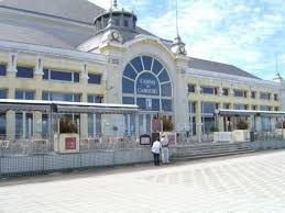 Le Casino De Cabourg Est Situe Face A La Mer Et Propose Une Structure Modulable Permettant D Accueillir De 5 A 300 Personnes Ht Cabourg Maison Style Trouville