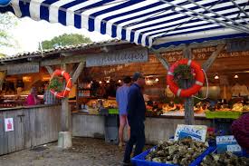 Coquillages Et Poissons Frais Sur Le Marche De La Flotte En Re La Flotte En Re Ile De Re Ouest France