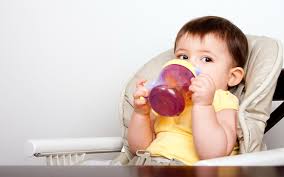 Babys, die zu viel wasser getrunken haben, wirken zunächst aufgedunsen und apathisch. Diese Getranke Kann Das Baby Nach Der Muttermilch Trinken