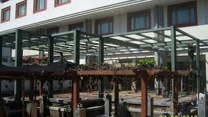 Kanopi kaca tempered adalah kanopi yang beratapkan kaca tempered, ada banyak jenis atap namun kali ini saya ingin memberikan contoh desain kanopi yang beratapkan kaca, yaitu kaca. Mengenal 7 Jenis Bahan Atap Untuk Kanopi Rumah Bengkellaspro