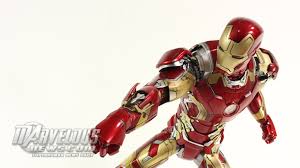Comparison with the 1/6 mark 43 by hot toys Hot Toys 1 6 Scale Avengers Age Of Ultron Iron Man Mark 43 Figure Video Review Images