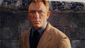 Daniel Craig looks dapper in a suave suit as his 007 career is honoured at  BAFTA event