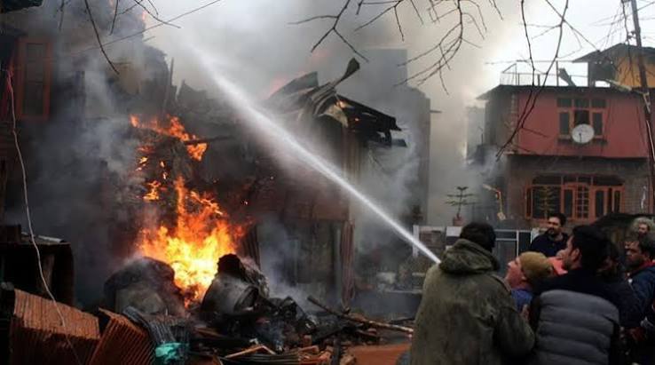 J-K: Massive fire engulfs six houses in Buchwara Dalgate, Srinagar | India News - The Indian Express