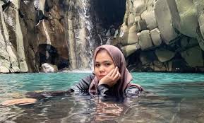 Dari pusat kota purbalingga menuju ke bobotsari, melewati pertigaan selaganggeng, berbelok ke kiri ke agro wisata serang, menuju ke arah barat hingga menemui gerbang selamat datang di bukit mertelu. 10 Gambar Curug Cikuluwung Bogor 2021 Harga Masuk Tiket Lokasi Buka Jam Berapa Jejakpiknik Com