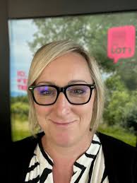 Auprès de vous" des podcasts autour des personnes âgées