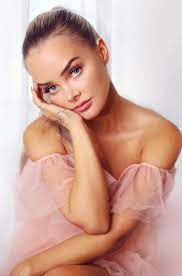 Sophie elise, an influencer and youtuber with over 400,000 followers on instagram, wrote a blog post on october 16 warning against the cheapest possible cosmetic procedures. Sophie Elise