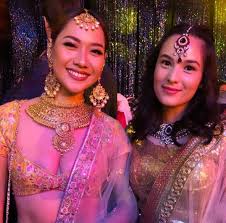 Patung bunda maria pakai baju tradisional warga india ngamuk. Seksinya Bcl Saat Selfie Dengan Chelsea Islan Menggunakan Pakaian Tradisional India