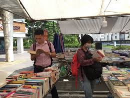 Trẩy hội đi mua sách cũ ở Long Biên, Hà Nội