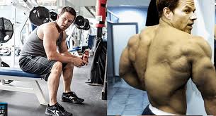 A trio of bodybuilders in florida get caught up in an extortion ring and a kidnapping scheme that goes terribly wrong. Mark Wahlberg Trainingsplan Ernahrungsplan Fitnessmagnet C