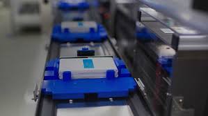 Using the current weight of a tesla model s battery pack at 540kg per 90 kwh, we can do some simple. How Electric Car Batteries Are Improving Materials Energy Density And Price