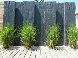 Diese Mit Grafischen Grasern Bekleideten Schieferplatten Bilden Einen Naturlichen Blackout Der Sein Decoration Jardin Exterieur Jardin Contemporain Paysagiste