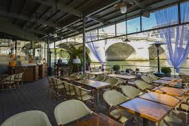 It connects the mainland to the western side of île de la cité, which is an island on the seine river. Jardins Pont