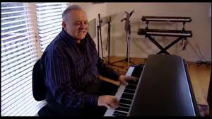 Twin peaks è anche il nome di una zona di san francisco usata come location per il film operazione terrore diretto da blake edwards; Angelo Badalamenti Explains How He Wrote Laura Palmer S Theme Youtube