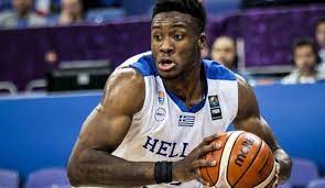 Οι γονείς του δίμετρου νεαρού διέμεναν αρχικά στα σεπόλια και, με εξαίρεση τον πρωτότοκο γιό τους, τον φράνσις, που κάνει καριέρα ποδοσφαιριστή, αποφάσισαν να δώσουν στα παιδιά τους ελληνικά ονόματα (θανάσης, γιάννης. 8anashs Antetokoynmpo Deite Gia Prwth Fora Th Syntrofo Toy Pic