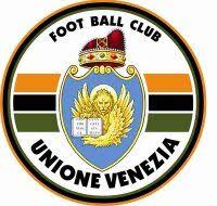 «d'azzurro, al leone d'oro, alato e nimbato dello stesso, con la testa posta di fronte, accovacciato, tenente fra le zampe anteriori avanti al petto il libro d'argento, aperto, scritto delle parole a lettere. Venezia Fc Logopedia Fandom