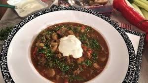 Gulaschsuppe Mit Einem Klecks Saure Sahne In Einem Teller Angerichtet Bildquelle Wdr In 2020 Gulaschsuppe Mitternachtssuppe Martina Und Moritz