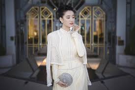Chất liệu lụa mỏng nhưng vẫn rất đứng vải áo dài đính đá kết cườm: Nha PhÆ°Æ¡ng Mang Ao Dai Cong Tri Tháº¯p Sang Lhp Cannes 2018