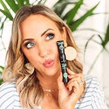 Melanie Dacus's Instagram, Twitter & Facebook