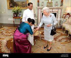 The President of Sri Lanka Mr Maithripala Sirisena, and his wife Jayanthi  meet Queen Elizabeth II during a private audience at Buckingham Palace,  London Stock Photo