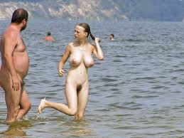 海外ビーチで燃え上がる美女が神棒を咥える姿- 官能映像