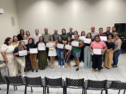 18 pessoas receberam o certificado de conclusão do Curso de Agentes de  Informações Turísticas