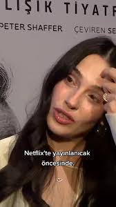 (1): Üst dudağın yukarı kalkması tiksinme ifadesidir. Funda Eryigit,  röportaj tam bitecekken bu soruyu sorduğu için kadından tiksiniyor. (2):  Elin başa gitmesi utanç ifadesidir. Funda, filmin ...