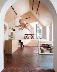 Enfin, ponctuez le décor de quelques notes de couleurs ici et là, pour rythmer le décor. Sol En Terre Cuite 13 Facons De L Adopter Dans Son Interieur