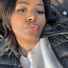 Sozinho em casa, o mesmo ator que interpreta um dos bandidos faz de polícia  no início do filme.