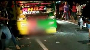 Pasalnya, gaji sopir busway lebih tinggi ketimbang gaji sopir lamborghini hotman paris. Ngeri Video Truk Muatan Sapi Tabrak Kerumunan Di Situbondo 1 Orang Tewas Suara Jatim