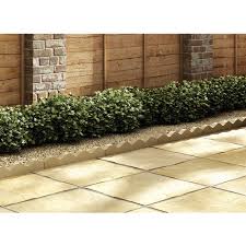 It's easy to achieve beautiful and practical outdoor spaces with our excellent selection of stones, gravel and chippings. Wickes York Gold Chippings Jumbo Bag