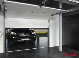 Porte De Garage Sectionnelle Blanche Ouverture Au Plafond Vue De L Interieur Porte Garage Garage Porte De Garage Sectionnelle