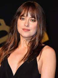 La Frange Effilee Pour Camoufler Un Front Imposant Comme Dakota Johnson Coiffure Frange Coupe Carre Frange Carre Long Frange