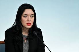 Lucia azzolina è nata il 25 agosto 1982 a siracusa, in sicilia. Azzolina Imbuti Da Riempire E Una Metafora Nota Ai Docenti Qualcosa Pero Non Torna