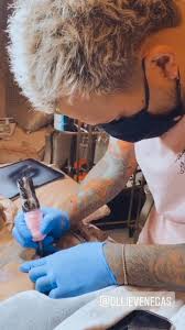 Aunque en el pequeño clip compartido por nodal solo se muestra cómo le estaban tatuando un ojo en el lado derecho de su pecho, belinda se encargó de mostrar el resultado del diseño en instagram. Christian Nodal Se Tatua Los Ojos De Belinda Y Genera Revuelo En Redes Sociales Meganoticias