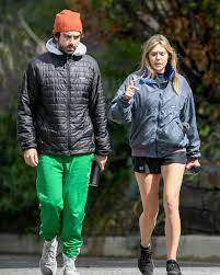 Elizabeth chase lizzie olsen (born february 16, 1989) is an american actress. Patagonia Fleece Lined Bomber Jacket Worn By Elizabeth Olsen Taking A Walk March 23 2020 Spotern
