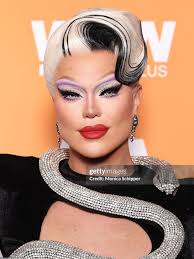 Merci @qofficiel ❗️merci Barbara Tess et merci à vous toustes de toujours  être au RDV pour accueillir mes nouvelles reines comme il se doit 💋🫶🏻 À  vendredi sur @francetelevisions et @wowpresentsplus pour @