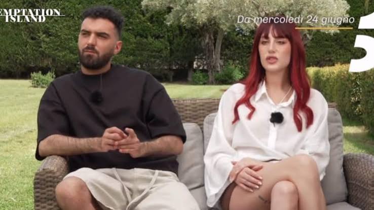 Andrea e Iris sono la sesta coppia di Temptation Island 2026: lei ha scoperto chat e foto intime con altre donne