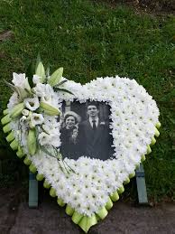Interflora в поддержку greenfingers florist. Flowers By Bloomtastic Flowers Picture Funeral Flowers With Side Spray Mounted On A Stand Wit Funeral Flower Arrangements Funeral Flowers Funeral Arrangements