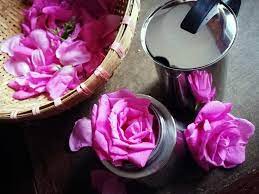 Die wunderschöne rose verhilft auch dir zu schöner haut. Duftendes Rosenwasser Einfach Selber Machen Krauterwerkstatt Mehr