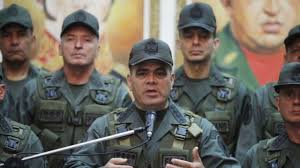 Comenzó a salir con la estrella de instagram lylo fa en el 2018. Rommel Pacheco Es Militar