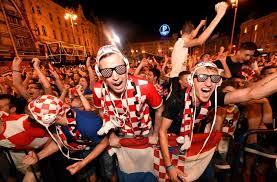 Durch die eingliederung kroatiens in die föderative volksrepublik jugoslawien nach dem ende des zweiten weltkriegs wurde die mitgliedschaft in der fifa und die kroatische länderspielgeschichte zunächst für mehrere jahrzehnte unterbrochen. Wm 2018 So Verruckt Feiern Die Kroaten Den Erfolg Ihres Teams Fussball Stuttgarter Zeitung