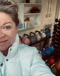 It's been a loooong few weeks. But, with massive thanks to the workers (  paid and unpaid) and the patience and support of my clients, we have a  fresh, new studio in