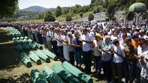 Ihnen wird die ermordung von mehr als 1000 muslimen während des. Den Haag Akzeptiert Teilverantwortung Fur Srebrenica Massaker Euronews