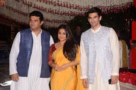 Vidya Balan Aditya Roy Kapoor Siddharth Roy Kapur Bollywood Biggies At Mukesh Ambani S House For Ganesh Chaturthi Celebrations Photo 4 Vidya balan house address sea facing flat in juhu tara road, mumbai. aditya roy kapoor siddharth roy kapur