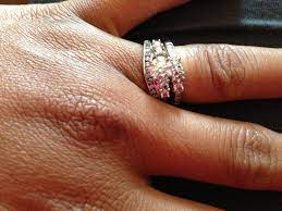 Getting The Sparkle Darkle Back In Your Wedding Ring Soak In 1 2 Cup White Vinegar Mixed W Baby Cleaning Products Homemade Cleaning Products Cleaning Jewelry